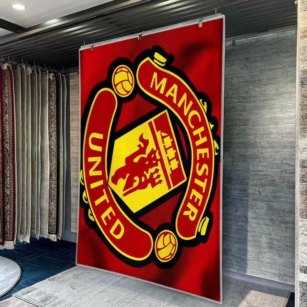 Tapis Manchester United Multicolore Raffiné édition 4 à offrir – une déco football qui donne du caractère à la salle de jeu